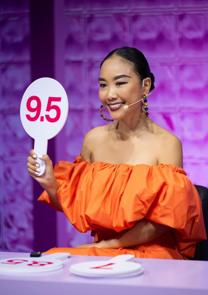 Trên cương vị ban giám khảo Bước Nhảy Hoàn Vũ, Đoan Trang ghi điểm vì sự nhiệt tình khi chia sẻ kinh nghiệm, góp ý để người chơi hoàn thành tốt hơn các tiết mục. (Ảnh: FBNV)