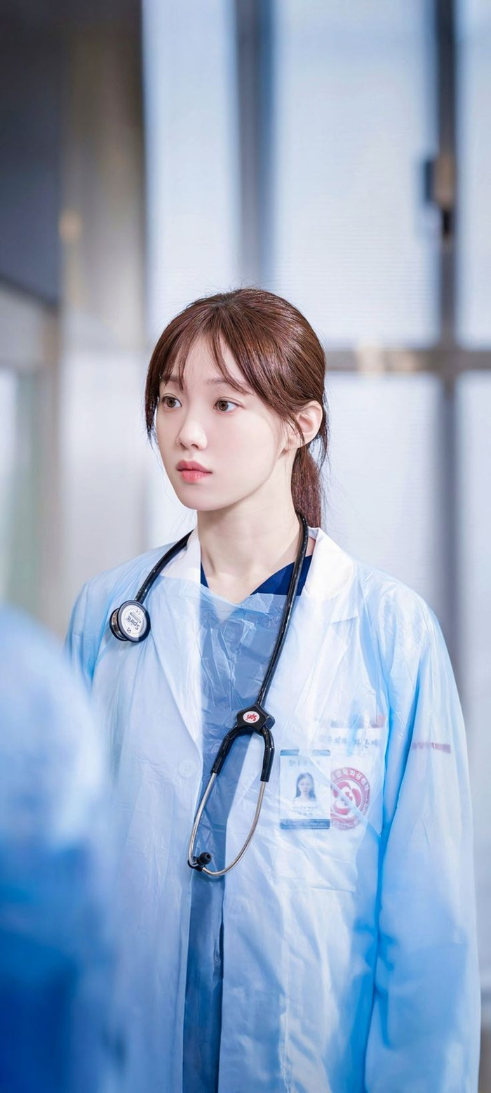 Lee Sung Kyung được khán giả yêu mến khi tham gia bộ phim Người Thầy Y Đức.