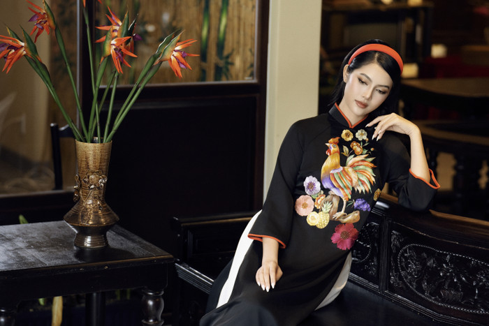 Phom dáng áo dài được thiết kế vừa vặn, kết hợp với phụ kiện băng đô tinh tế, giúp Thu Uyên thể hiện vẻ đẹp thanh lịch, hiện đại nhưng vẫn đậm chất truyền thống – đúng với tinh thần sáng tạo của nhà thiết kế. 