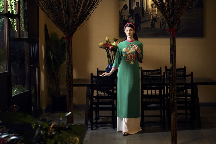 Các thiết kế áo dài mà Thu Uyên trình diễn mang sự thanh thoát và nổi bật, nhờ cách phối hợp tinh tế giữa những gam màu tươi sáng như đỏ, hồng, xanh rêu và beige. Đặc biệt, các họa tiết vẽ tay thủ công và thêu tay tinh xảo lấy cảm hứng từ tranh Đông Hồ đã làm tôn lên nét đẹp độc đáo và cuốn hút của người đẹp. 