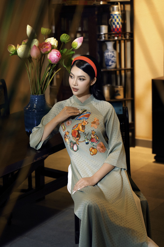 Thu Uyên mang nét đẹp duyên dáng, rạng rỡ và phóng khoáng, là đại diện hoàn hảo cho hình ảnh người phụ nữ miền Nam trong tà áo dài truyền thống. Với thần thái tự tin, nàng hậu đã truyền tải trọn vẹn tinh thần của BST – một sự kết hợp hài hòa giữa truyền thống và sự tươi mới của mùa xuân.