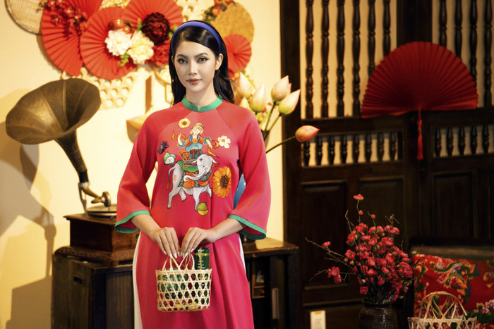 Trong không khí rộn ràng của Tết Nguyên Đán 2025, bộ ảnh ra mắt BST “Bức tranh mùa xuân” của nhà thiết kế Võ Việt Chung gây ấn tượng mạnh với sự xuất hiện của Hoa hậu Đại dương Việt Nam 2023 - Thu Uyên.