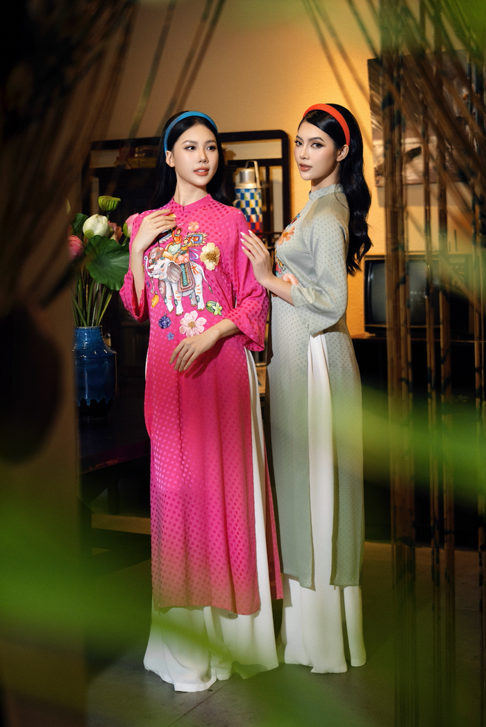 Bên cạnh Thu Uyên, sự xuất hiện của Miss Universe Vietnam 2023 Bùi Quỳnh Hoa trong bộ ảnh cũng tạo nên sức hút mạnh mẽ cho BST. Cô mang đến vẻ đẹp thanh lịch, đằm thắm và đầy thần thái, đại diện cho hình ảnh người phụ nữ Hà Thành vừa truyền thống vừa hiện đại.