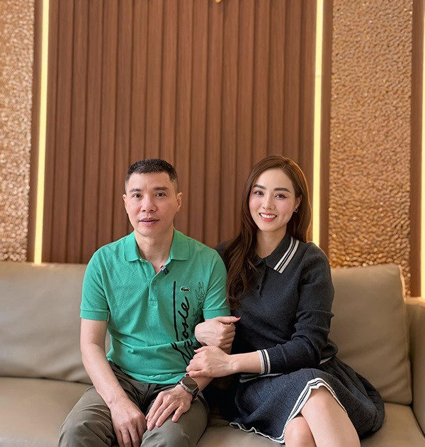 Công Lý luôn có vợ là Ngọc Hà đồng hành trong thời gian gặp bạo bệnh. (Ảnh FBNV)