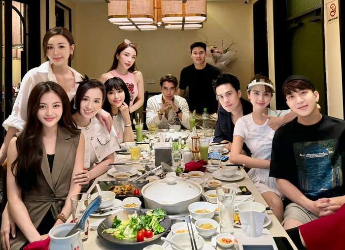 Showbiz 24h: Việt Anh và Quỳnh Nga có nhóm bạn chơi chung đều là những diễn viên nổi tiếng. Ảnh: FBNV