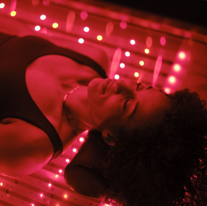 Ánh sáng đỏ giúp kích thích sản xuất collagen và tái tạo tế bào, bảo vệ da khỏi các tác nhân gây kích ứng.