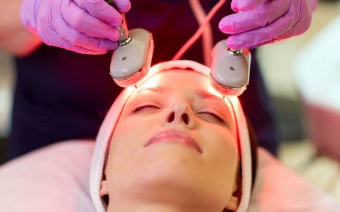 Ánh sáng đỏ có thật sự 'giải cứu' làn da chàm? Ảnh 2