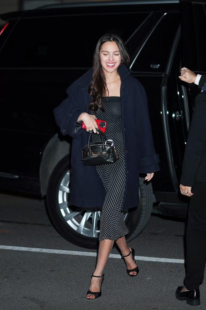 Olivia Rodrigo biến hóa thành tuyên ngôn thời trang với phong cách chấm bi.