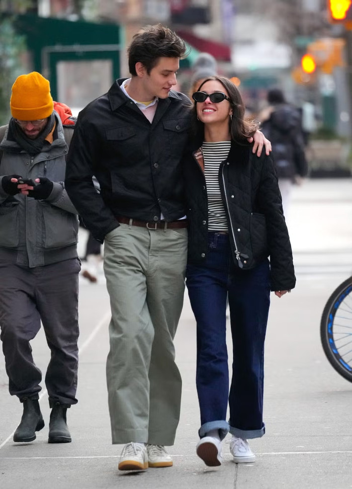 Olivia Rodrigo chọn phong cách giản dị hơn khi dạo phố cùng bạn trai Louis Partridge. 