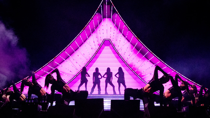 Đoạn clip BLACKPINK biểu diễn, lèo tèo khán giả ngồi xem Ảnh 1