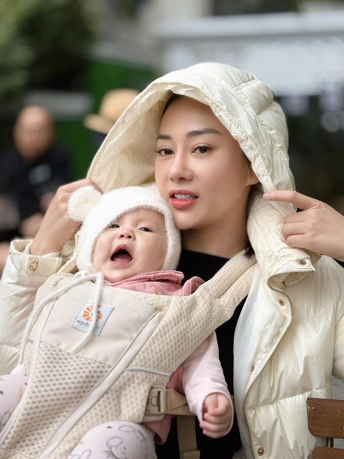 Phương Oanh ăn vận kín đáo khi cho con đi chơi ở chốn đông người. Ảnh: FBNV