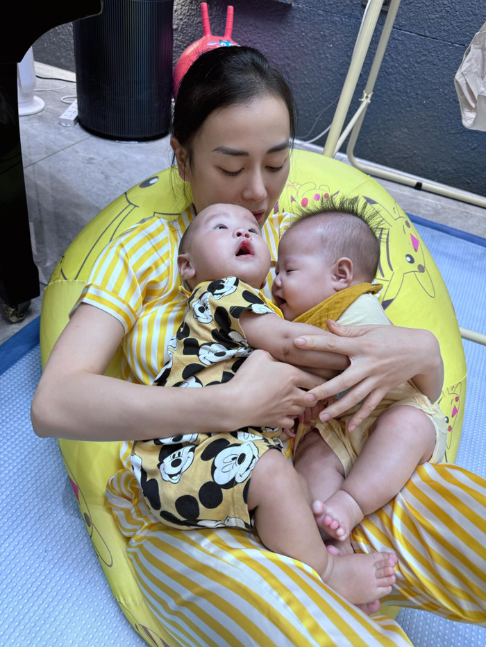 Phương Oanh thoải mái mặc đồ bộ, không trang điểm khi ở nhà chăm con. Ảnh: FBNV