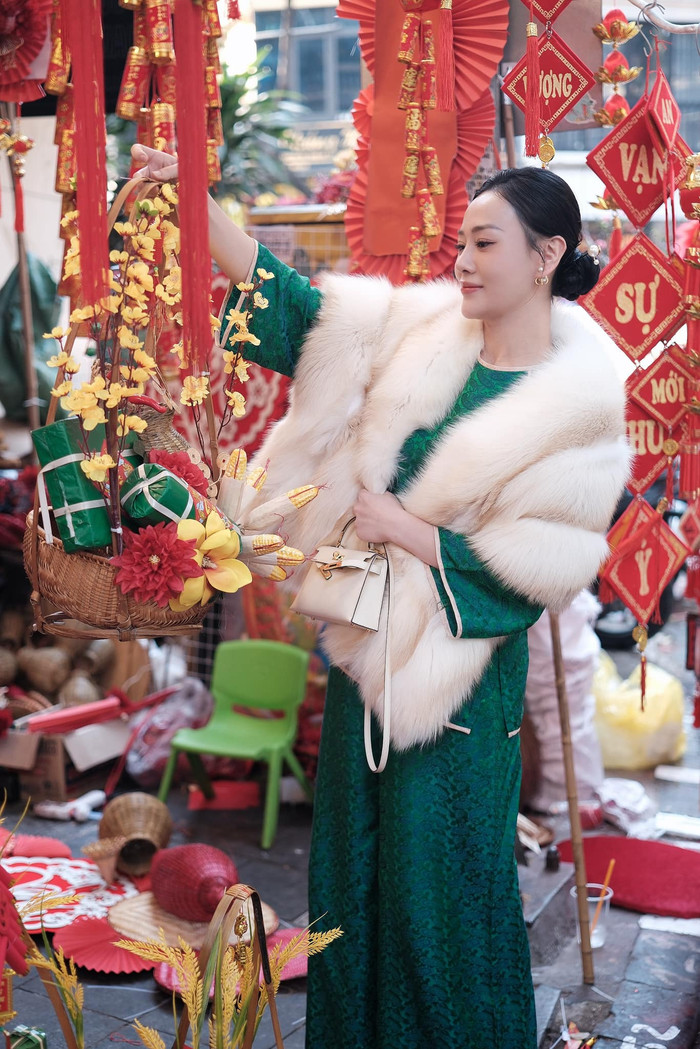 Phương Oanh thong thả đi sắm Tết. Ảnh: FBNV
