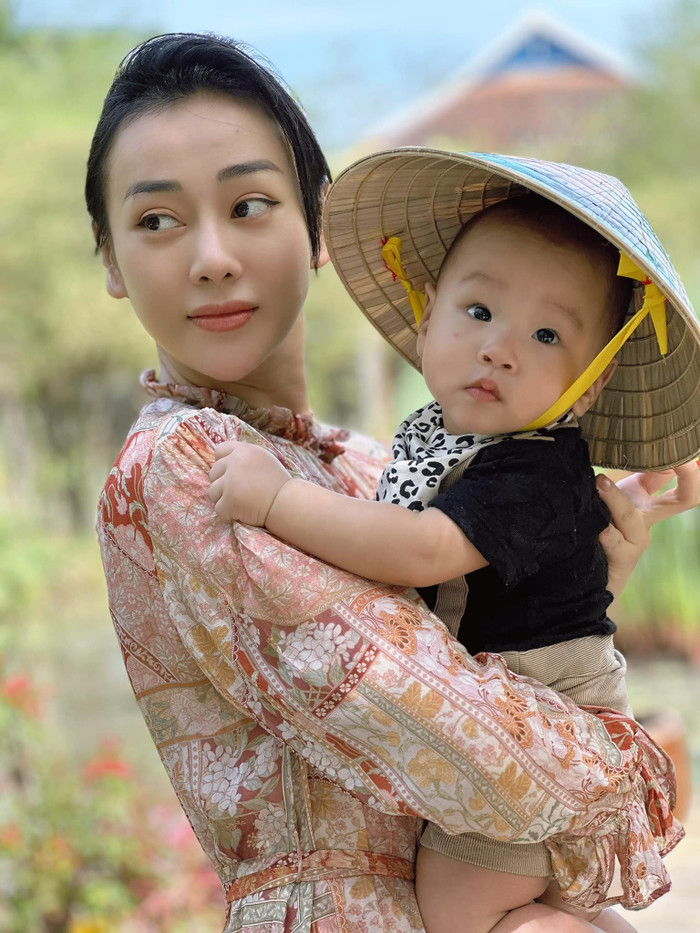 Phương Oanh thường xuyên cho các con đi du lịch. Ảnh: FBNV