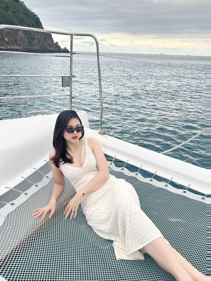 Vóc dáng quyến rũ của mẹ 2 con khiến nhiều người xuýt xoa. 