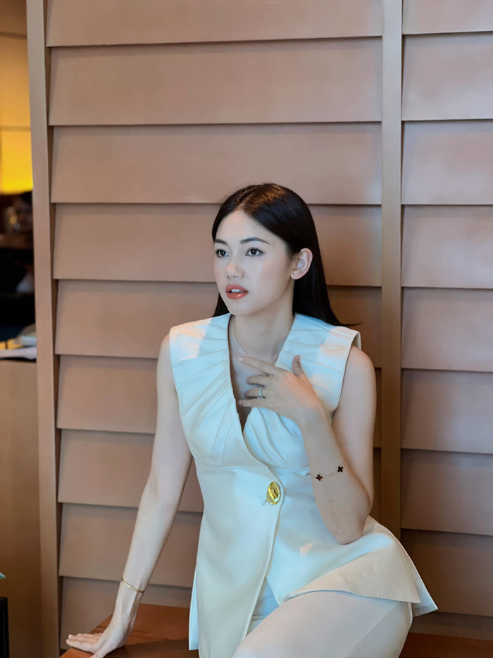 Sắc vóc trẻ trung, quyến rũ của người đẹp sinh năm 1994. (Ảnh FBNV)