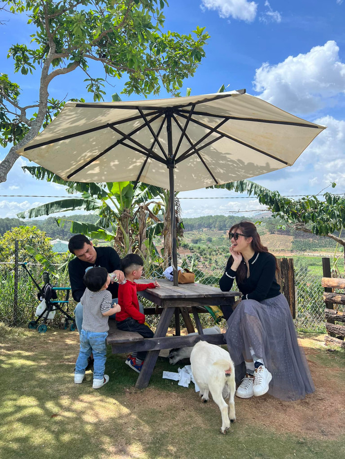 Hôn nhân viên mãn của Thanh Tú bên chồng lớn hơn 16 tuổi. (Ảnh FBNV)