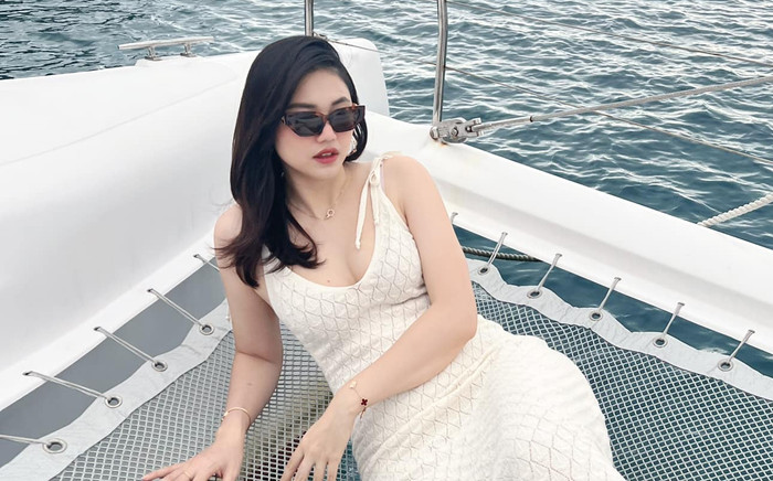 Á hậu cưới chồng CEO hơn 16 tuổi, vừa đám cưới vừa hò hét cổ vũ bóng đá Việt Nam hiện tại ra sao? Ảnh 2