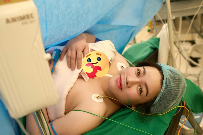 Hình ảnh Nhật Kim Anh khi 'da kề da' với con gái Julia. Ảnh: FBNV