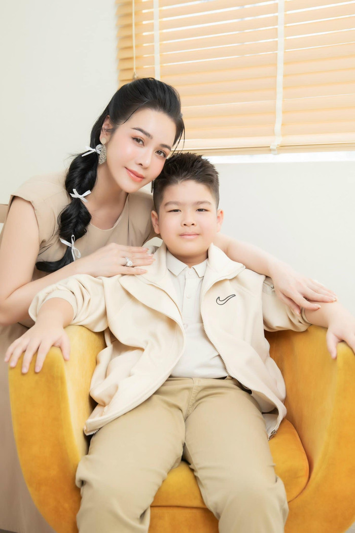 Nhật Kim Anh khi ở tháng thứ 4 của thai kỳ đã tranh thủ chụp bộ ảnh với quý tử Bửu Long. Lúc này nhóc tỳ vẫn chưa biết mẹ đang mang thai em gái. Ảnh: FBNV