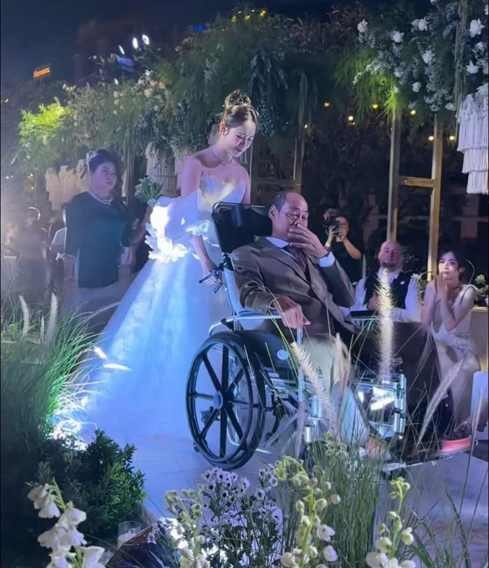 Việt Phương Thoa nghẹn ngào đưa bố vào lễ đường trong ngày cưới. (Ảnh FBNV)