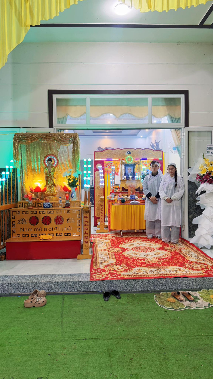 Việt Phương Thoa trong đám tang bố ruột. (Ảnh FBNV)