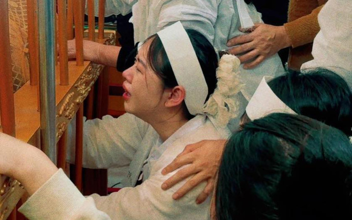 Xót xa hình ảnh tiều tụy của Việt Phương Thoa trong đám tang bố ruột Ảnh 2