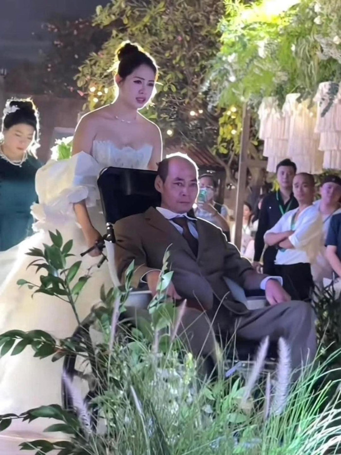 Xót xa hình ảnh tiều tụy của Việt Phương Thoa trong đám tang bố ruột Ảnh 6