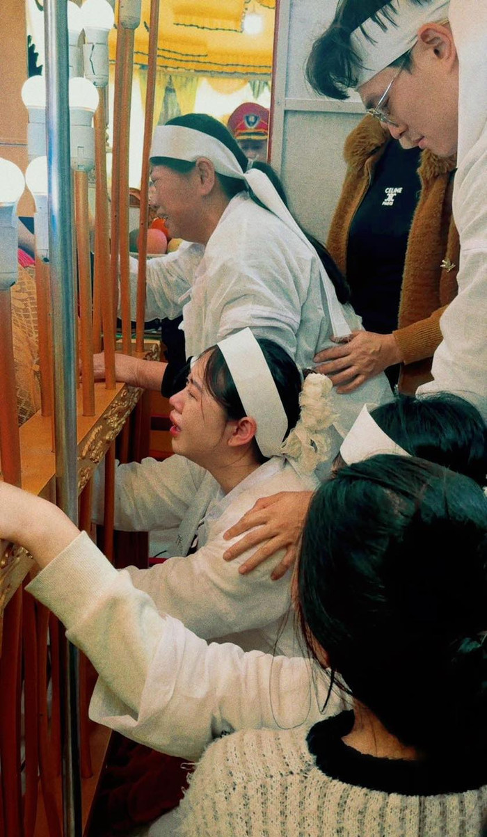 Xót xa hình ảnh tiều tụy của Việt Phương Thoa trong đám tang bố ruột Ảnh 3