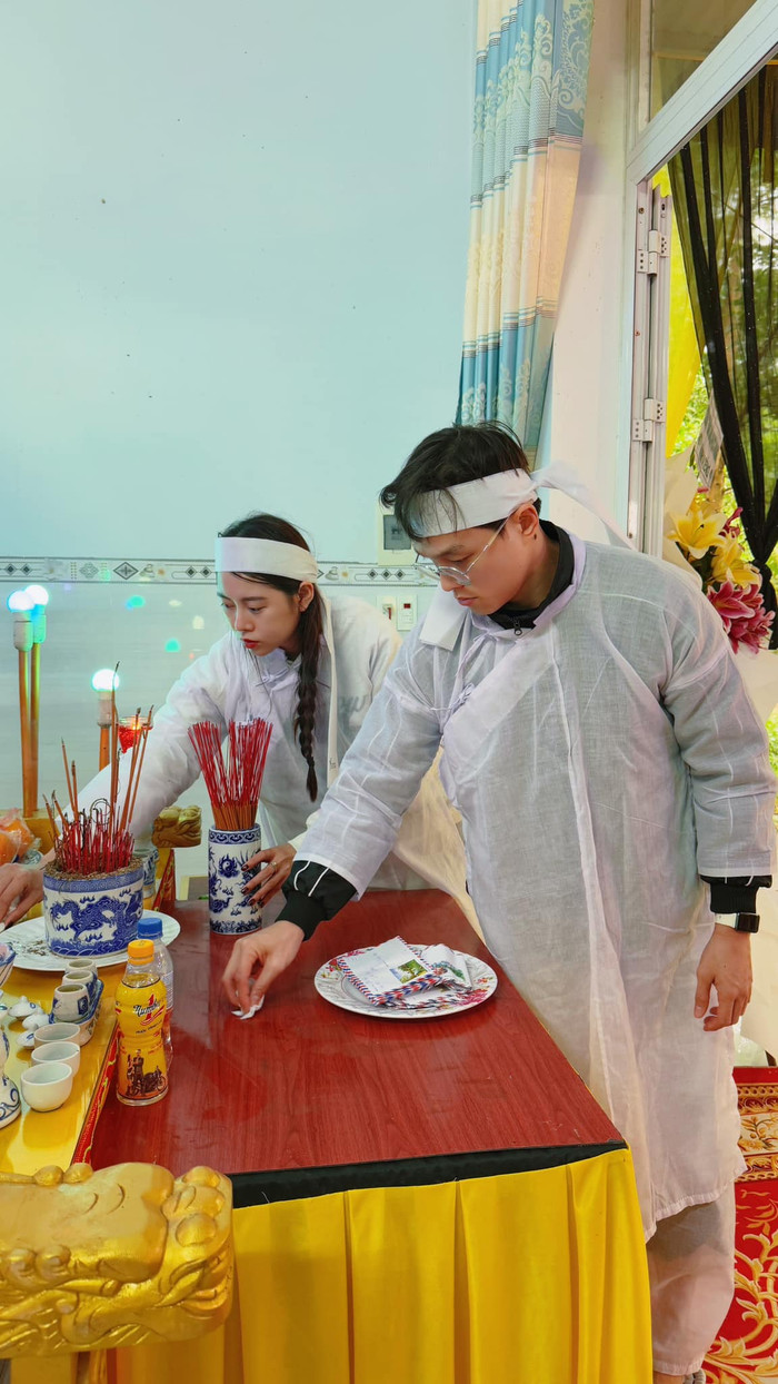 Xót xa hình ảnh tiều tụy của Việt Phương Thoa trong đám tang bố ruột Ảnh 1