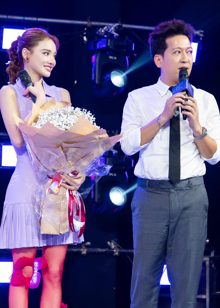 Không chỉ phụ chăm sóc các con, Trường Giang còn rất yêu thương, ủng hộ vợ phát triển đam mê nghệ thuật và kinh doanh. (Ảnh: FBNV)