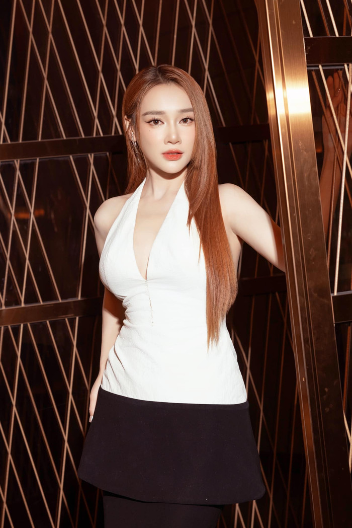 Nhã Phương luôn diện những bộ cánh khoe triệt để lợi thế về hình thể. (Ảnh: FBNV)