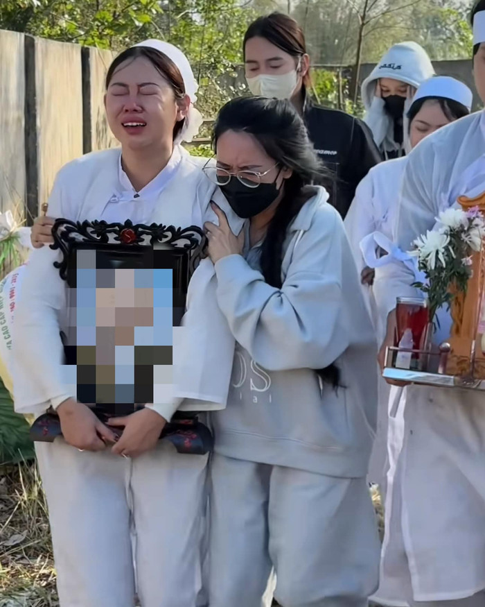 Viên Vibi dìu Việt Phương Thoa và là chỗ dựa tinh thần khi người em thân thiết gặp mất mát to lớn trong đời. (Ảnh: Hóng hớt Showbiz Video)