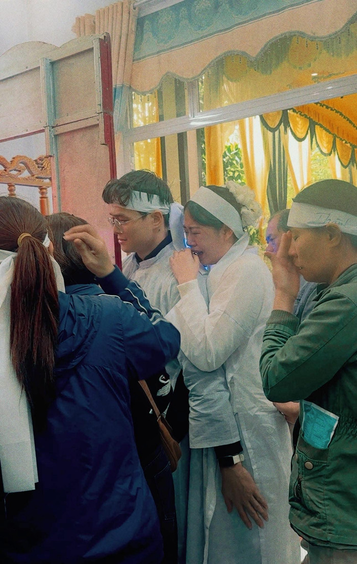 Việt Phương Thoa báo tin buồn khi bố qua đời vì bạo bệnh. (Ảnh FBNV)