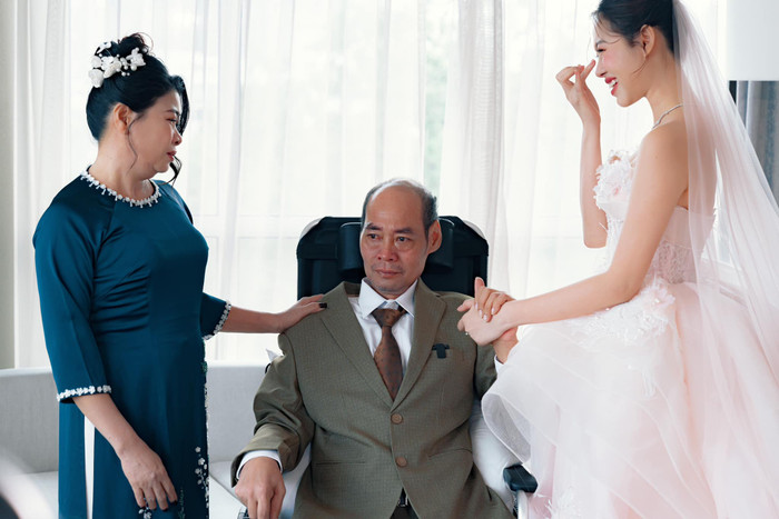 Việt Phương Thoa và bố trong ngày cưới của cô. (Ảnh FBNV)