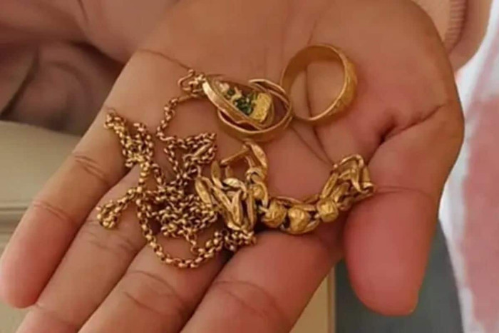 Thấy khách hàng có thái độ kỳ lạ, chủ tiệm vàng nghi ngờ rồi hành động đầy bất ngờ Ảnh 3