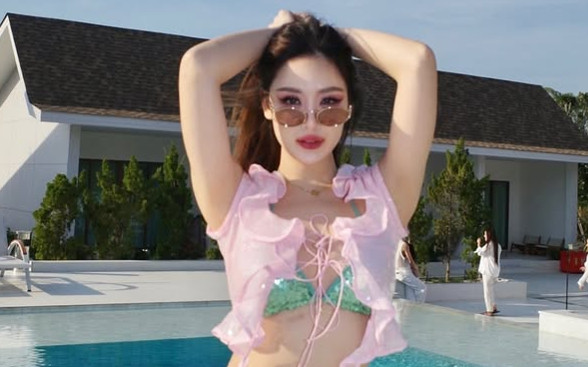 Hoa hậu chăm diện đồ mát mẻ, khoe 'gò bồng đảo' căng tràn trước ngày hết nhiệm kỳ Ảnh 2