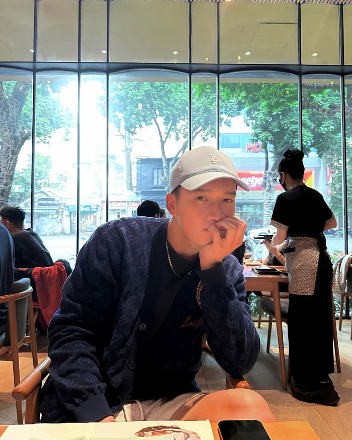 Hoàng Đức diện áo khoác hàng hiệu xuống phố, ghi điểm với nhan sắc điển trai và thu hút. (Ảnh: FBNV)