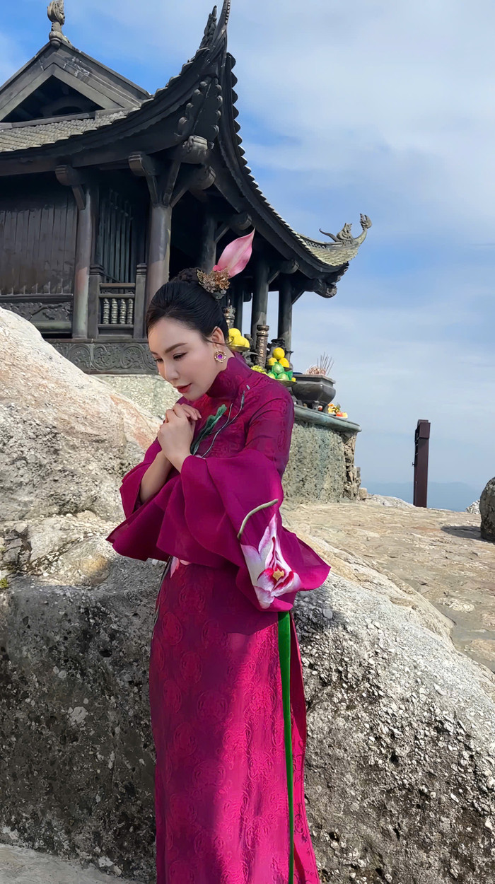 Bất ngờ về ca sĩ Hồ Quỳnh Hương Ảnh 1