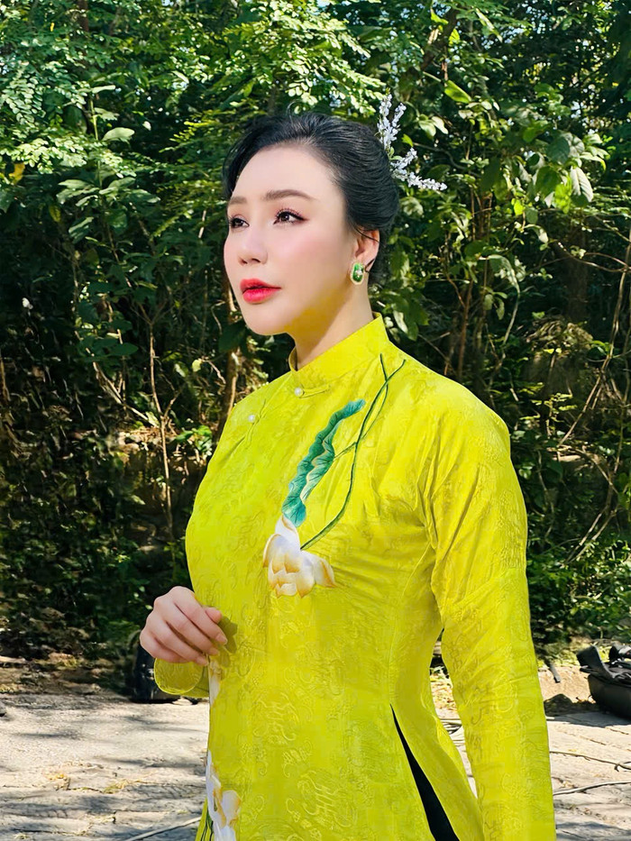 Bất ngờ về ca sĩ Hồ Quỳnh Hương Ảnh 2