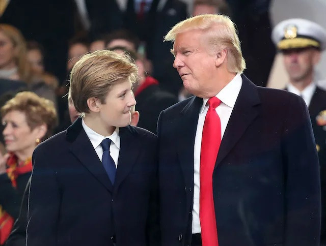 Donald Trump đứng cùng con trai Barron Trump bên trong cuộc diễu hành nhậm chức năm 2017.