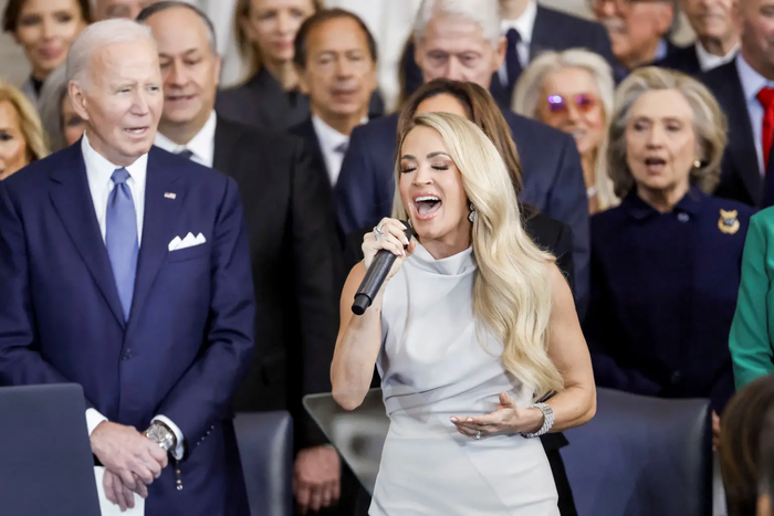 Nữ ca sĩ gặp sự cố khi biểu diễn tại lễ nhậm chức của Donald Trump Ảnh 4