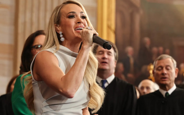 Nữ ca sĩ gặp sự cố khi biểu diễn tại lễ nhậm chức của Donald Trump Ảnh 2