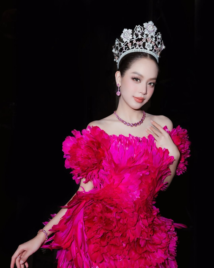 Từ khi đăng quang cuộc thi quốc tế - Miss International 2024, công chúng bất ngờ phát hiện Hoa hậu Thanh Thủy đang trên đà 'làm dày' tủ đồ hiệu, giúp phong cách thời trang cá nhân thêm phần sang chảnh. (Ảnh: FBNV)