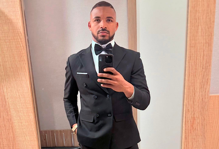 Đến khi đi dự những sự kiện đặc biệt, Nguyễn Xuân Son mới 'lên đồ' bảnh bao. Nam cầu thủ khoác nguyên cây vest đen ôm dáng lịch lãm. Không những vậy, Nguyễn Xuân Son còn kết hợp phụ kiện nơ cài cổ trông giống như một chú rể thực thụ. (Ảnh: FBNV)