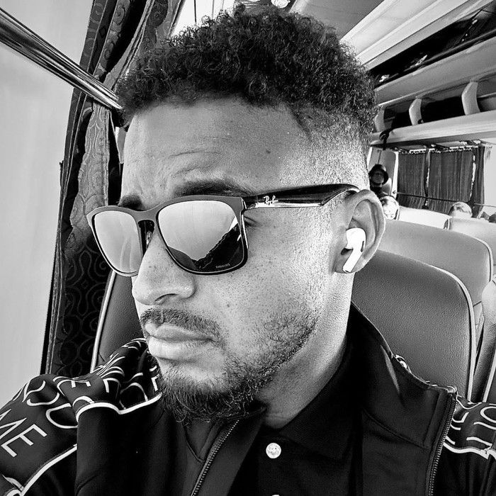 Dù 'đóng khuôn' với cách ăn mặc đơn giản nhưng Nguyễn Xuân Son lại biết cách làm mới diện mạo thông qua việc thay đổi đa dạng kiểu tóc. Nam cầu thủ đã thử qua kiểu tóc dreadlocks, tóc uốn xoăn lọn nhỏ và bung xù đến kiểu tóc đầu cua cắt cao gọn gàng. (Ảnh: FBNV)