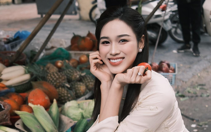 Hoa hậu Đỗ Thị Hà khoe nhan sắc như 'quý phu nhân' ở chợ Tết Ảnh 2