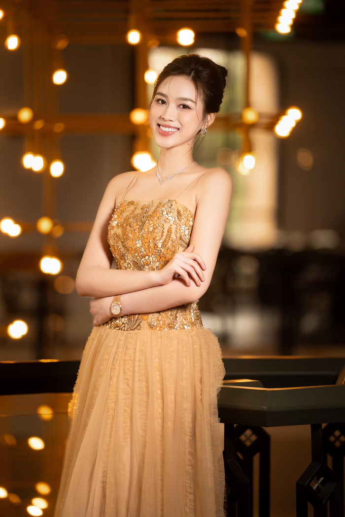 Ngoài đời, Đỗ Thị Hà không chỉ được biết đến với nhan sắc nổi bật mà còn là người đẹp sở hữu thành tích học tập đáng nể. Cô hiện là sinh viên ngành Luật Kinh doanh tại Đại học Kinh tế Quốc dân, luôn cân bằng giữa học tập và các hoạt động xã hội.