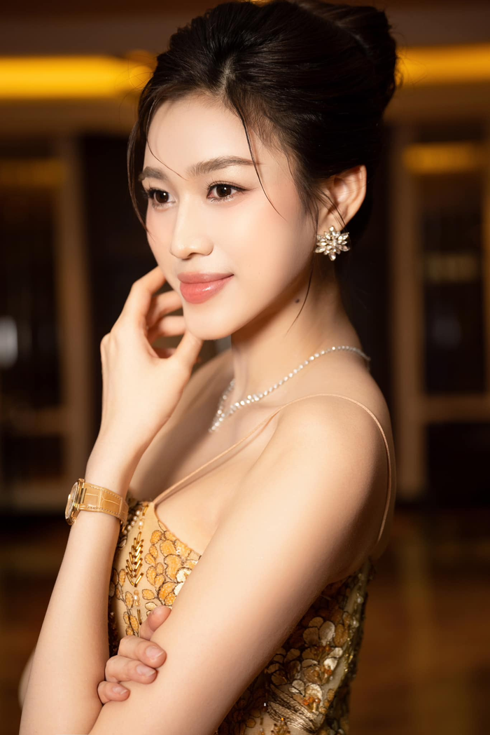 Không chỉ thành công trong lĩnh vực sắc đẹp, Đỗ Thị Hà còn được yêu mến bởi lối sống giản dị và tinh thần trách nhiệm cao. Cô thường xuyên tham gia các hoạt động thiện nguyện, hỗ trợ trẻ em nghèo và xây dựng các dự án nhân ái bền vững. Trong cuộc sống cá nhân, Đỗ Thị Hà chia sẻ rằng cô thích đọc sách, tập thể dục và luôn giữ tinh thần lạc quan để vượt qua thử thách.