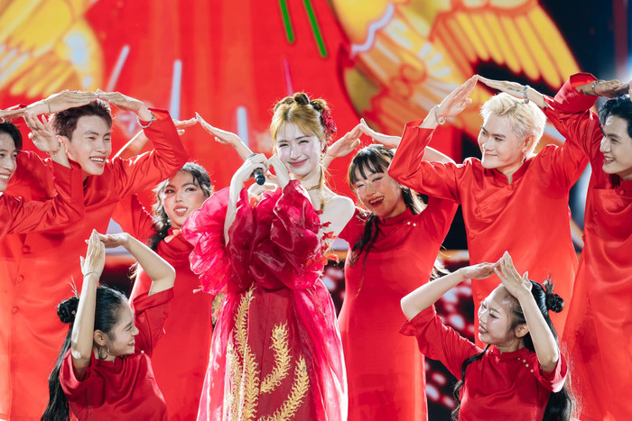 Hoà Minzy nở nụ cười tươi tắn trong một lần đi biểu diễn. Ảnh: FBNV